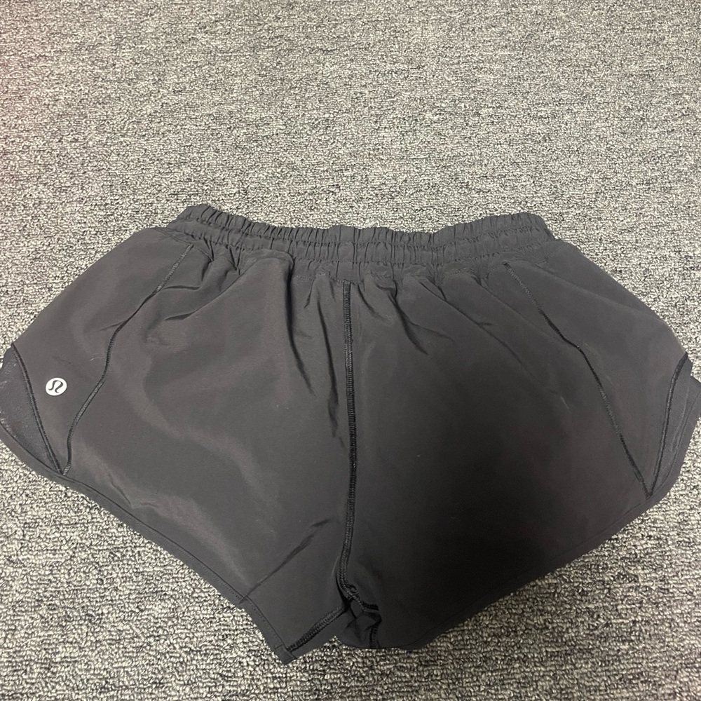 Lululemon hotty hots low rise 2.5 inch size 6